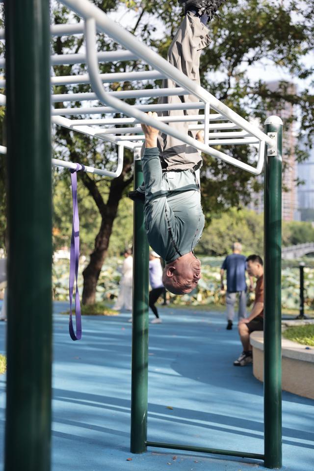 一位头发花, 早上都会公 一位头发花, 早上都会公