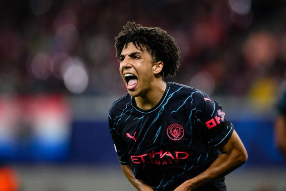 an, 明显的多元, 斯的态度极