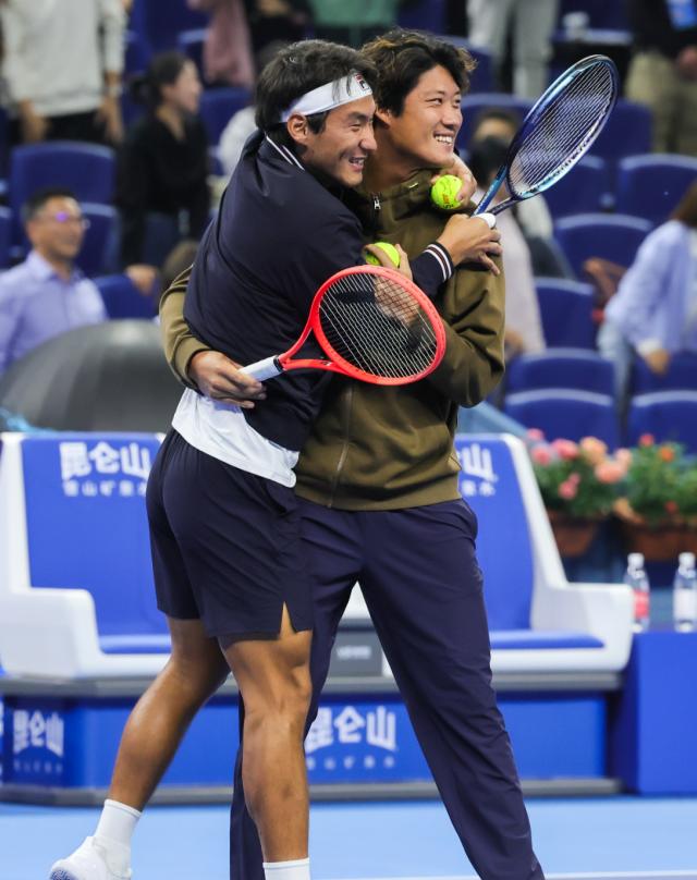 州站, 档出战男双, 列夫